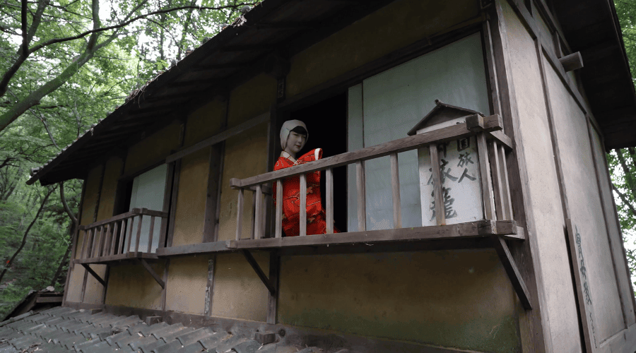 三日月村のマネキンがこちらを見ている様子