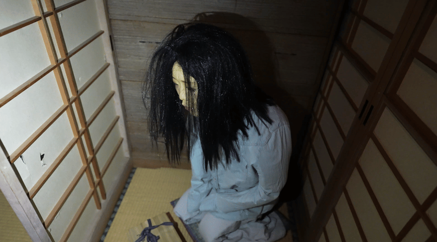 正座をしている人形