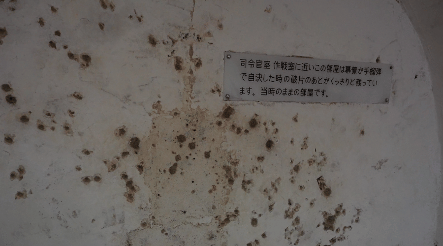 弾痕がきざまれた壁