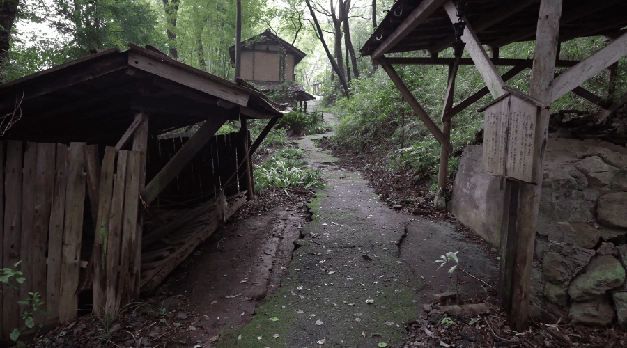 廃れた村の細道