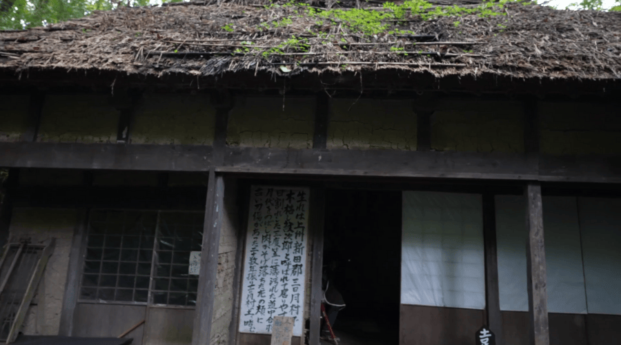 屋根に苔が付いた古民家