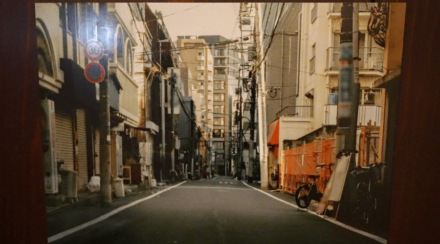 夕焼けの街中を撮影した画像