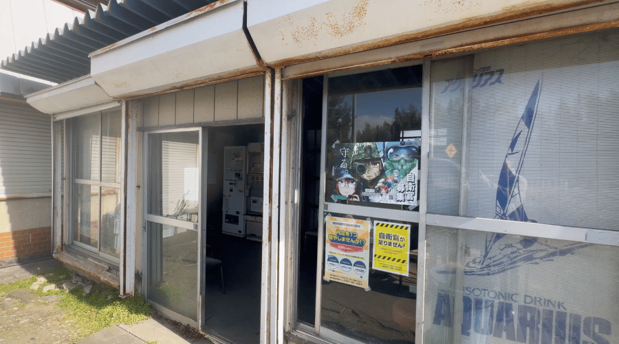 レトロ自販機が置いてある小屋