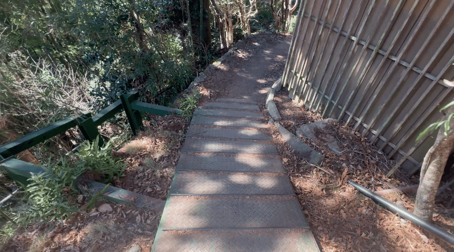 神社付近の細道