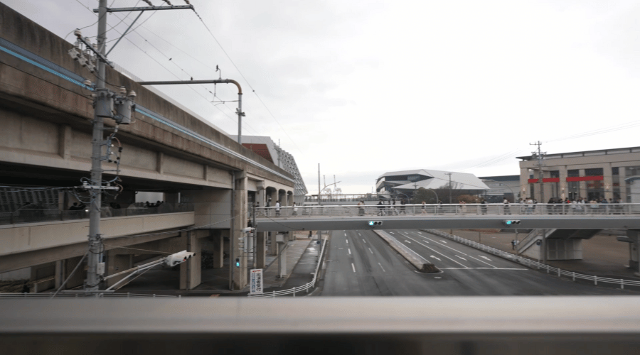 駅近くの歩道橋
