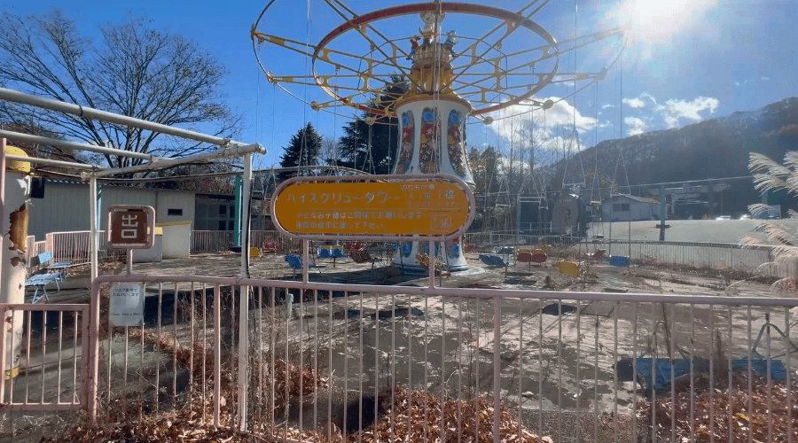 そのまま置かれた遊具