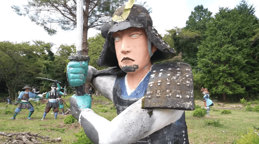 構えた武将像