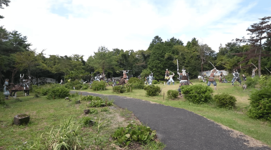広場に集まった像