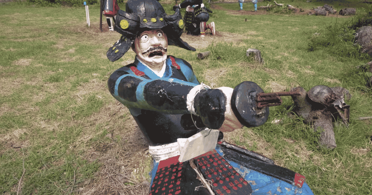 コンクリート製の武将像