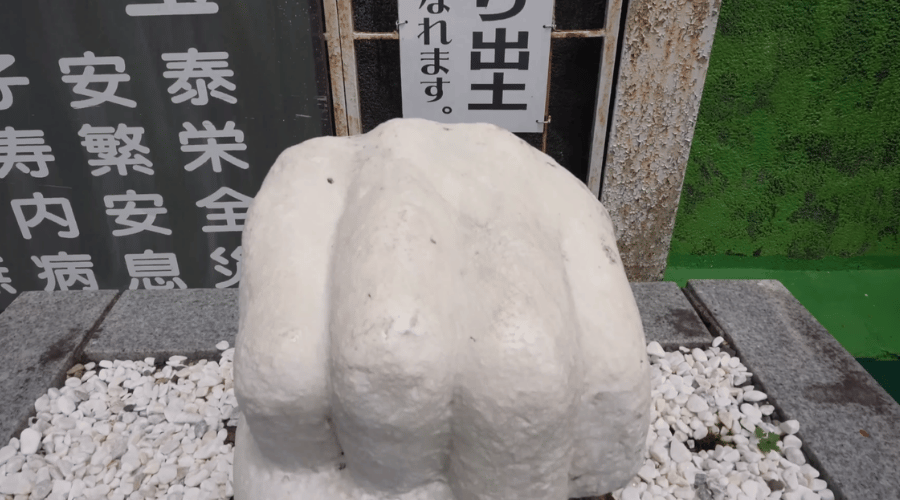拳の像